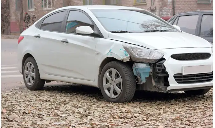 Weiße Limousine mit Motorschaden in Versmold